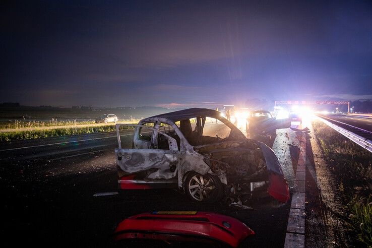 Auto vliegt in brand na ongeval op snelweg in Zwolle, hond komt om in vlammenzee - Foto: Hugo Janssen