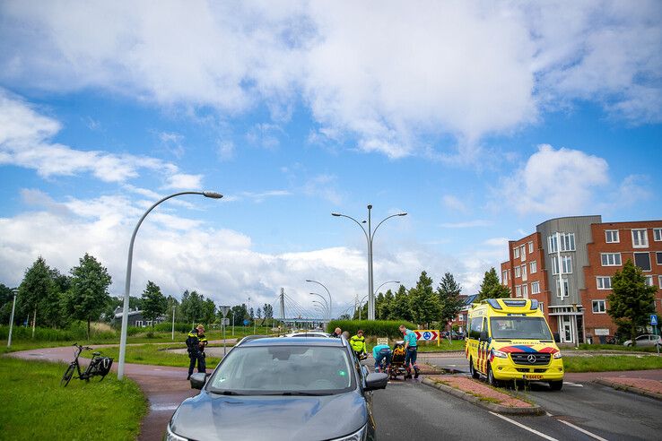 Fietsster krijgt geen voorrang en botst tegen auto op rotonde in Stadshagen - Foto: Hugo Janssen