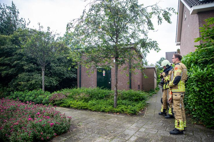 Brandweerlieden bij het transformatorhuisje aan de Pieter Zeemanlaan. - Foto: Hugo Janssen
