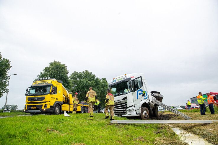 Verkeerschaos in en bij Zwolle door gekantelde vrachtwagen op A28 - Foto: Hugo Janssen
