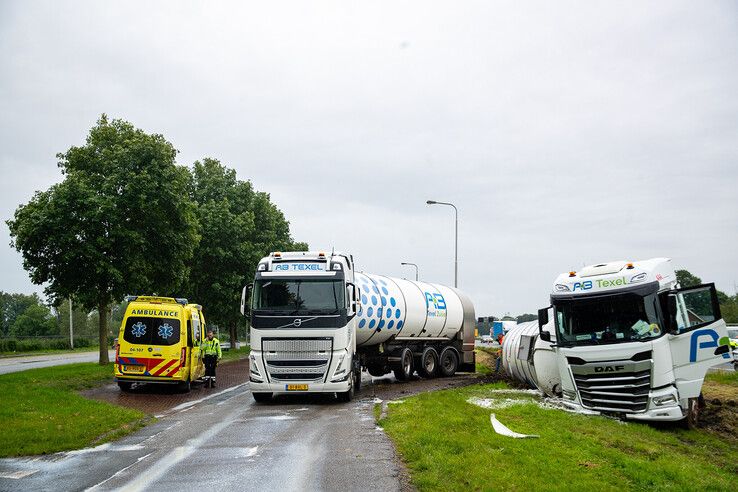 Verkeerschaos in en bij Zwolle door gekantelde vrachtwagen op A28 - Foto: Hugo Janssen
