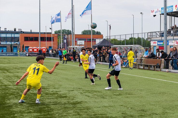 In beeld: Jeugdspelers internationale voetbalgrootmachten gaan de strijd aan in Zwolle-Zuid - Foto: Peter Denekamp