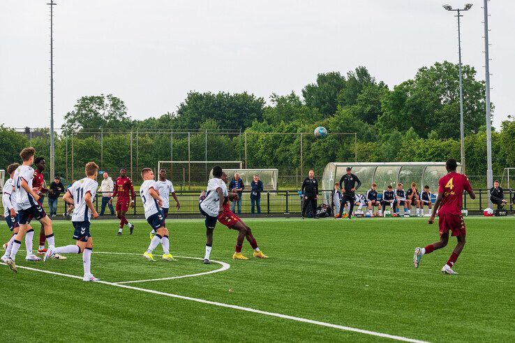 In beeld: Jeugdspelers internationale voetbalgrootmachten gaan de strijd aan in Zwolle-Zuid - Foto: Peter Denekamp