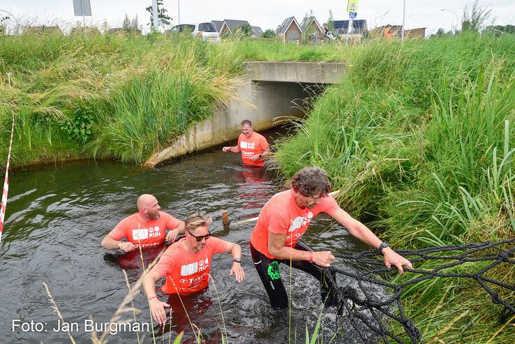 In beeld: Jong en oud bikkelen door Stadshagen tijdens Overcoming Obstacles Run - Foto: Jan Burgman