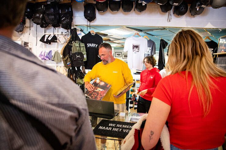 In beeld: Urenlang in de rij voor de Opgezwolle Pop-up Store - Foto: Hugo Janssen