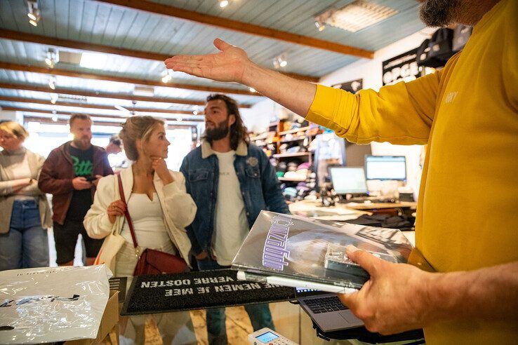 In beeld: Urenlang in de rij voor de Opgezwolle Pop-up Store - Foto: Hugo Janssen