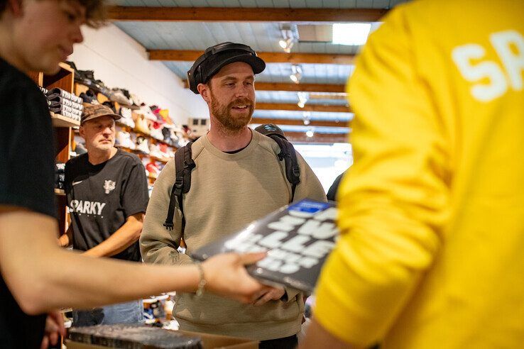 In beeld: Urenlang in de rij voor de Opgezwolle Pop-up Store - Foto: Hugo Janssen