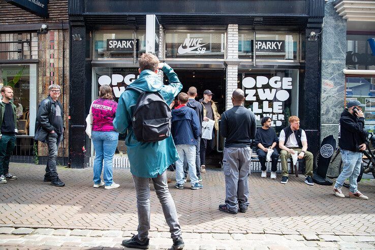 In beeld: Urenlang in de rij voor de Opgezwolle Pop-up Store - Foto: Hugo Janssen