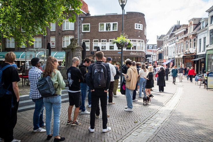 In beeld: Urenlang in de rij voor de Opgezwolle Pop-up Store - Foto: Hugo Janssen