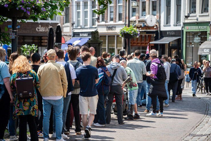 In beeld: Urenlang in de rij voor de Opgezwolle Pop-up Store - Foto: Hugo Janssen