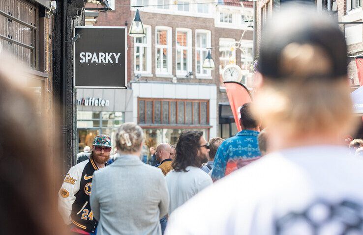 In beeld: Urenlang in de rij voor de Opgezwolle Pop-up Store - Foto: Hugo Janssen