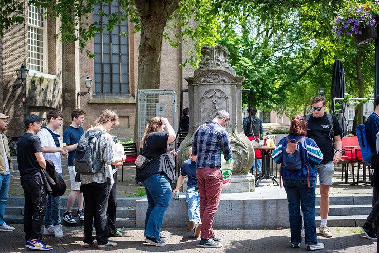 In beeld: Urenlang in de rij voor de Opgezwolle Pop-up Store - Foto: Hugo Janssen