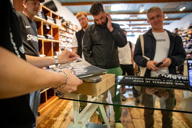 In beeld: Urenlang in de rij voor de Opgezwolle Pop-up Store - Foto: Hugo Janssen