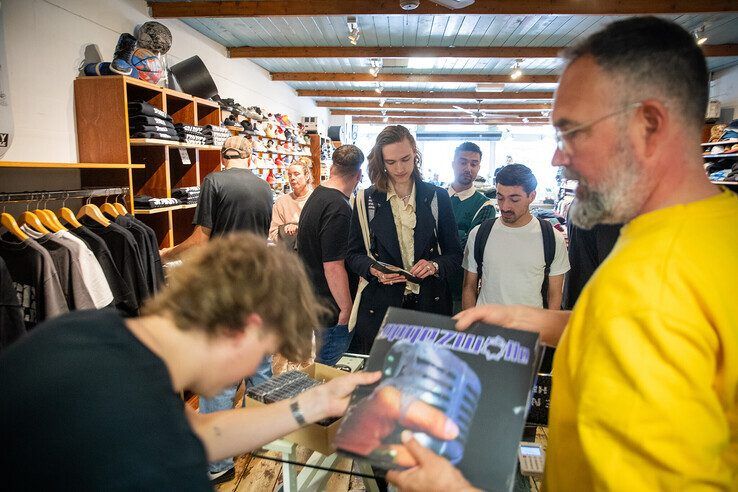 In beeld: Urenlang in de rij voor de Opgezwolle Pop-up Store - Foto: Hugo Janssen