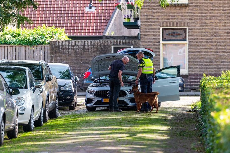 Mogelijk schot gelost in Assendorp, man aangehouden en twee peperdure auto’s in beslag genomen - Foto: Peter Denekamp