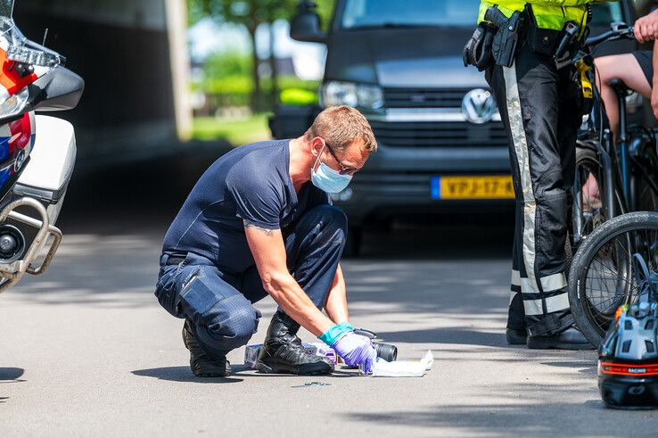 Schoten gelost bij groep fietsende kinderen in Hattemerbroek, politie zoekt schutter - Foto: Peter Denekamp