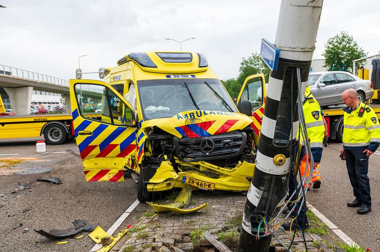 Ambulance komt tijdens spoedrit in Zwolle in botsing met auto en crasht tegen verkeerspaal - Foto: Peter Denekamp