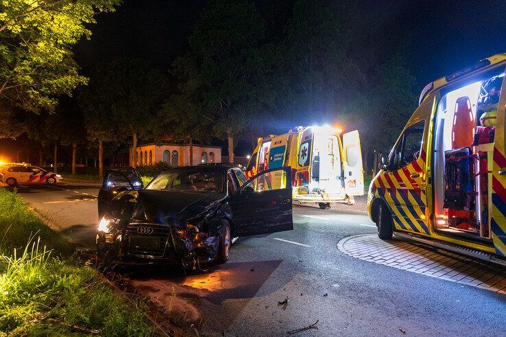 Twee mensen raakten zwaargewond bij het ongeval op de Middelweg. - Foto: Peter Denekamp