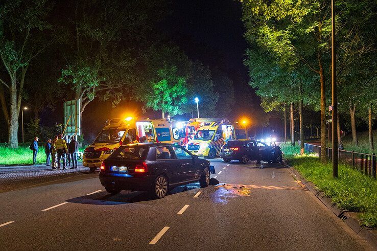 Twee zwaargewonden bij ongeval op Middelweg - Foto: Peter Denekamp