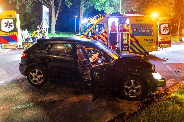 Twee zwaargewonden bij ongeval op Middelweg - Foto: Peter Denekamp