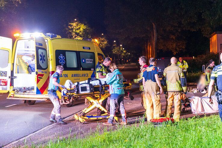 Twee zwaargewonden bij ongeval op Middelweg - Foto: Peter Denekamp