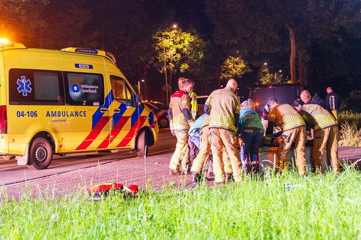 Twee mensen raakten zwaargewond bij het ongeval op de Middelweg. - Foto: Peter Denekamp