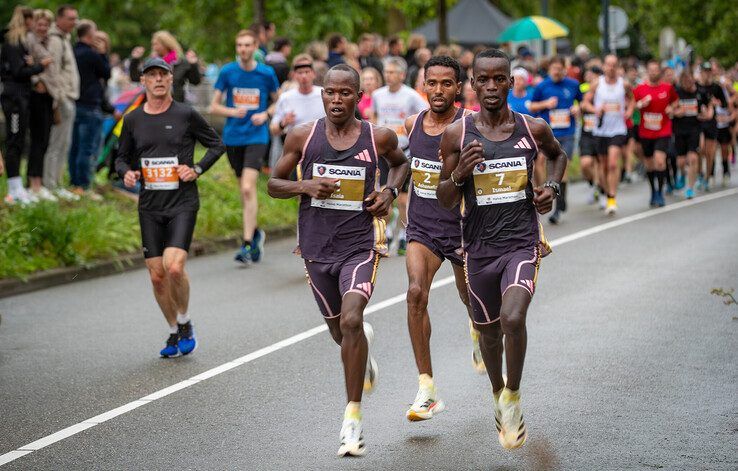 In beeld: Halve Marathon Zwolle meer dan alleen feestje voor hardlopers - Foto: Hugo Janssen