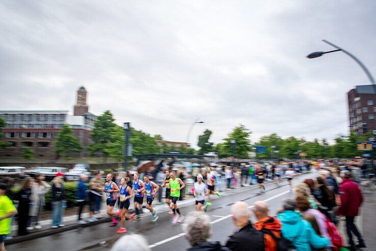 In beeld: Halve Marathon Zwolle meer dan alleen feestje voor hardlopers - Foto: Hugo Janssen