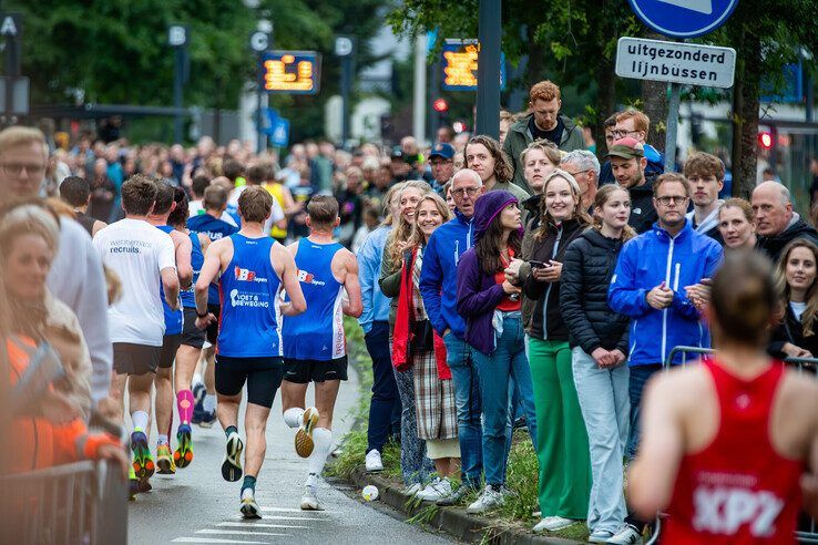 In beeld: Halve Marathon Zwolle meer dan alleen feestje voor hardlopers - Foto: Hugo Janssen