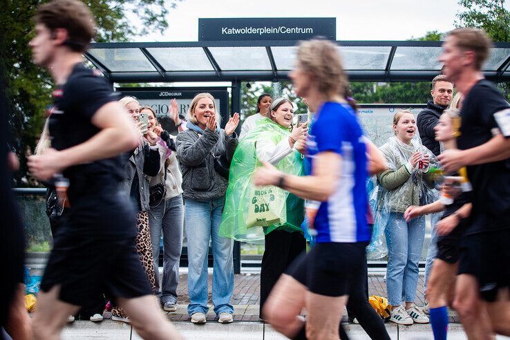 In beeld: Halve Marathon Zwolle meer dan alleen feestje voor hardlopers - Foto: Hugo Janssen