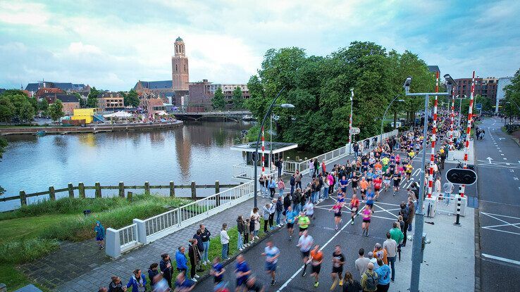 In beeld: Halve Marathon Zwolle meer dan alleen feestje voor hardlopers - Foto: Hugo Janssen