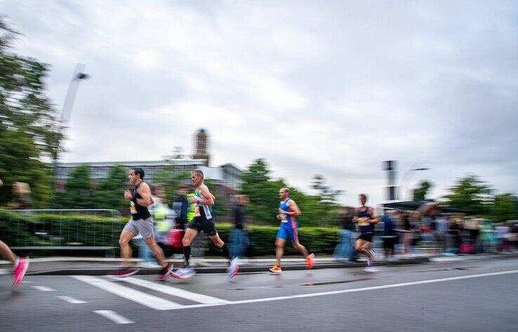 In beeld: Halve Marathon Zwolle meer dan alleen feestje voor hardlopers - Foto: Hugo Janssen