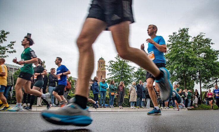 In beeld: Halve Marathon Zwolle meer dan alleen feestje voor hardlopers - Foto: Hugo Janssen