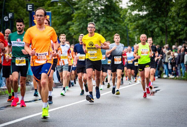 In beeld: Halve Marathon Zwolle meer dan alleen feestje voor hardlopers - Foto: Hugo Janssen