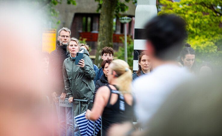 In beeld: Halve Marathon Zwolle meer dan alleen feestje voor hardlopers - Foto: Hugo Janssen