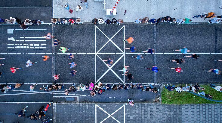 In beeld: Halve Marathon Zwolle meer dan alleen feestje voor hardlopers - Foto: Hugo Janssen