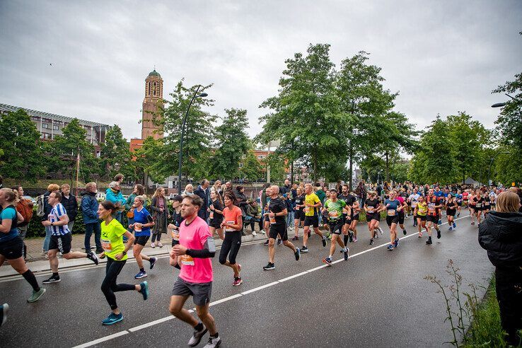 In beeld: Halve Marathon Zwolle meer dan alleen feestje voor hardlopers - Foto: Hugo Janssen