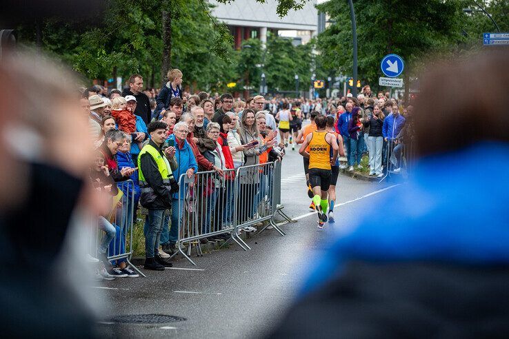 In beeld: Halve Marathon Zwolle meer dan alleen feestje voor hardlopers - Foto: Hugo Janssen