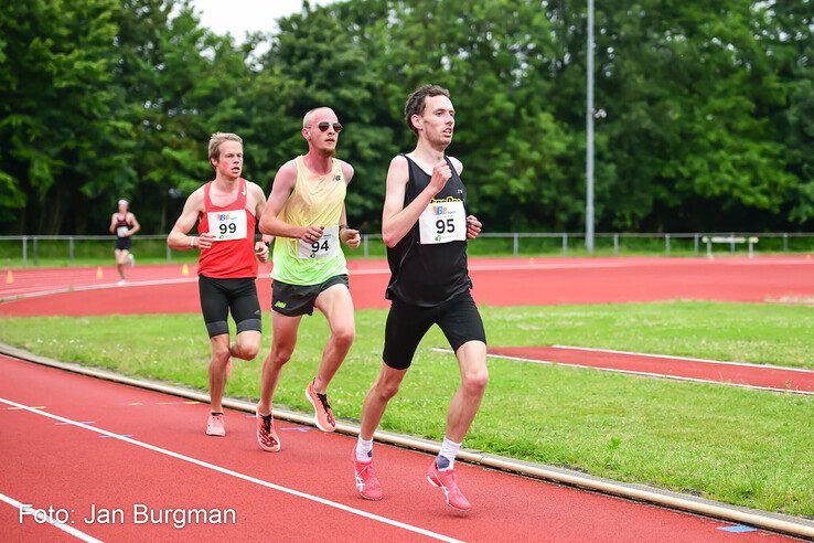 Danny Koppelman op kop gevolg door Jonatan Venema en nummer Sibren Lochs - Foto: Jan Burgman