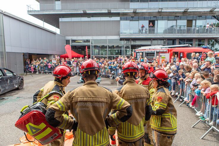 In beeld: Vlammen en spektakel voor jong en oud tijdens open dag brandweer Zwolle - Foto: Ruben Meinten