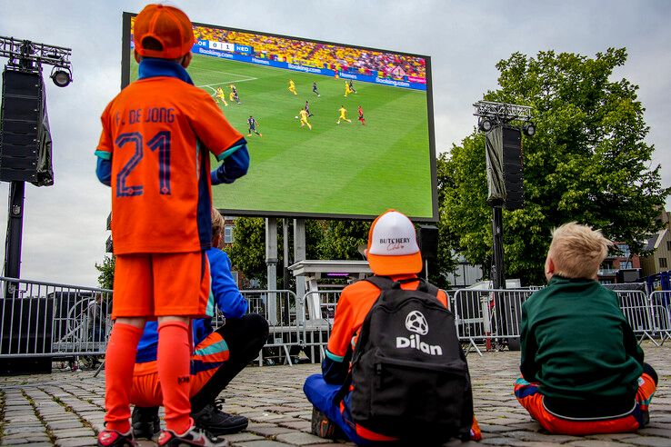 In beeld: Zwolle viert winst Oranje in binnenstad - Foto: Obbe Bakker