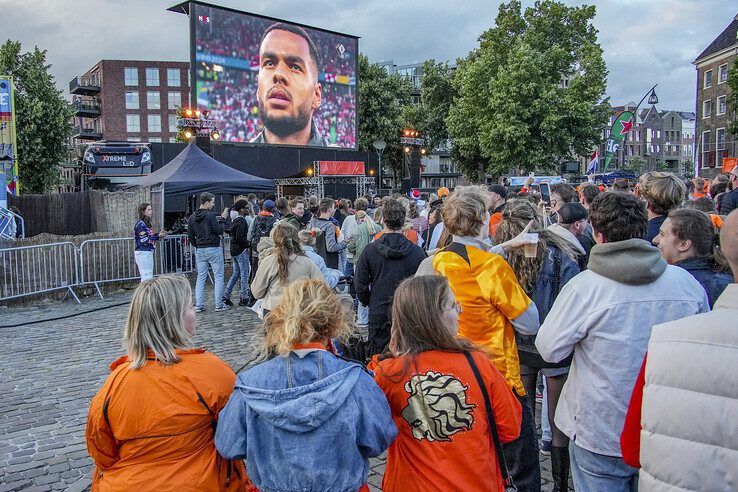 In beeld: Duizenden Blauwvingers juichen Oranje naar halve finale in Zwolse binnenstad - Foto: Obbe Bakker