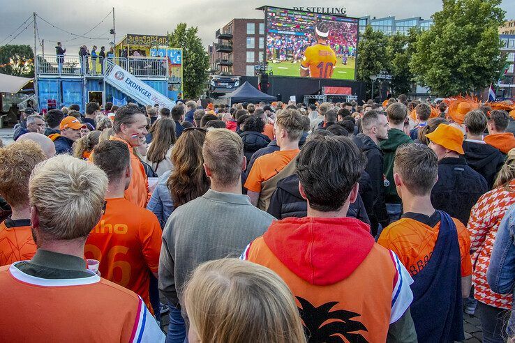 In beeld: Duizenden Blauwvingers juichen Oranje naar halve finale in Zwolse binnenstad - Foto: Obbe Bakker