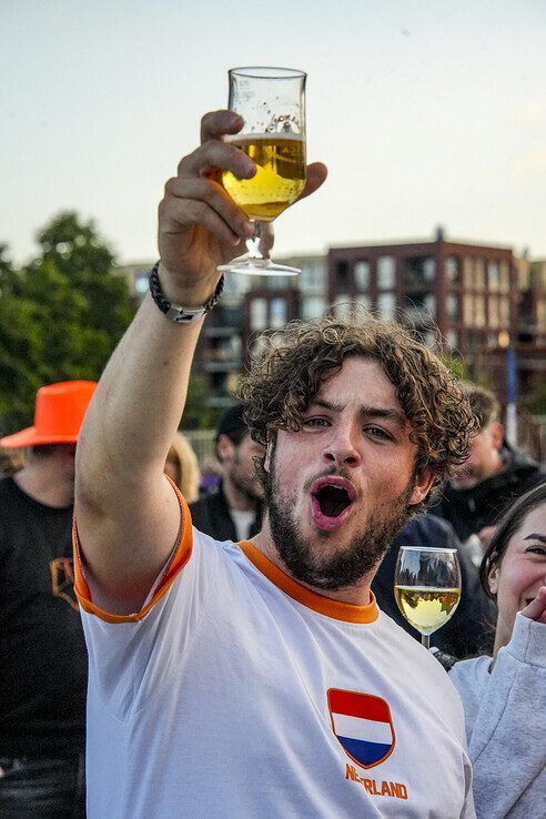 In beeld: Duizenden Blauwvingers juichen Oranje naar halve finale in Zwolse binnenstad - Foto: Obbe Bakker