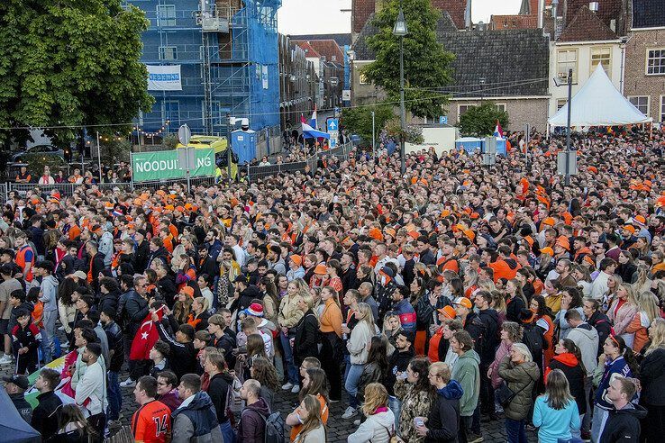 In beeld: Duizenden Blauwvingers juichen Oranje naar halve finale in Zwolse binnenstad - Foto: Obbe Bakker