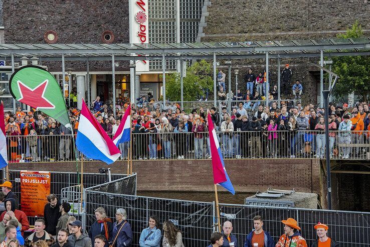 In beeld: Duizenden Blauwvingers juichen Oranje naar halve finale in Zwolse binnenstad - Foto: Obbe Bakker