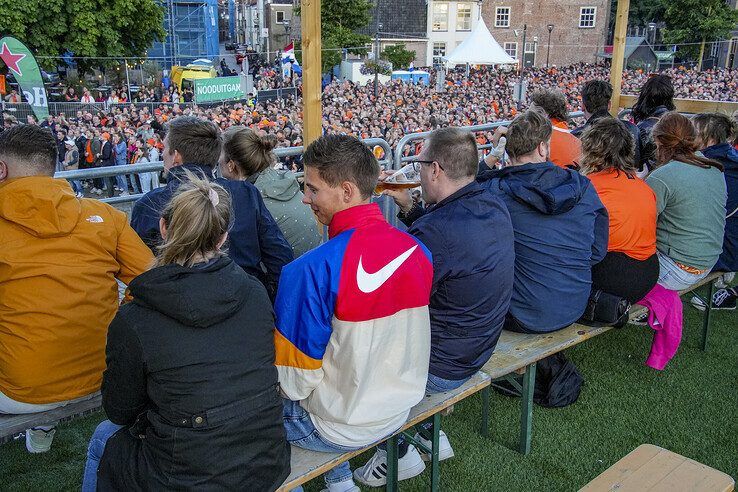 In beeld: Duizenden Blauwvingers juichen Oranje naar halve finale in Zwolse binnenstad - Foto: Obbe Bakker