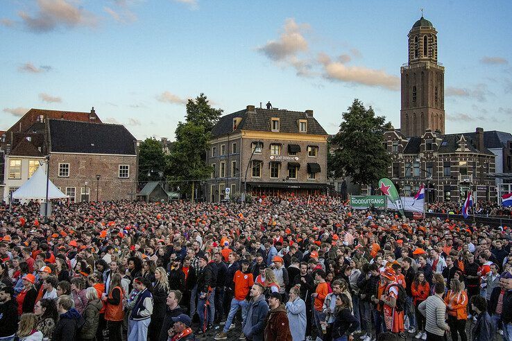 In beeld: Duizenden Blauwvingers juichen Oranje naar halve finale in Zwolse binnenstad - Foto: Obbe Bakker