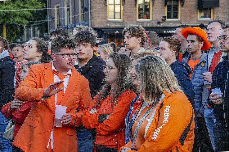 In beeld: Duizenden Blauwvingers juichen Oranje naar halve finale in Zwolse binnenstad - Foto: Obbe Bakker