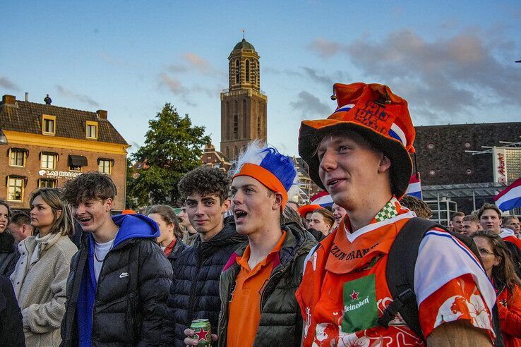 In beeld: Duizenden Blauwvingers juichen Oranje naar halve finale in Zwolse binnenstad - Foto: Obbe Bakker